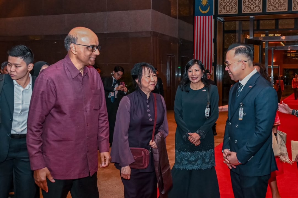 右起：沈志强、沈志强太太曾如茵、珍·一藤木和尚达曼。（沈志强提供照片）