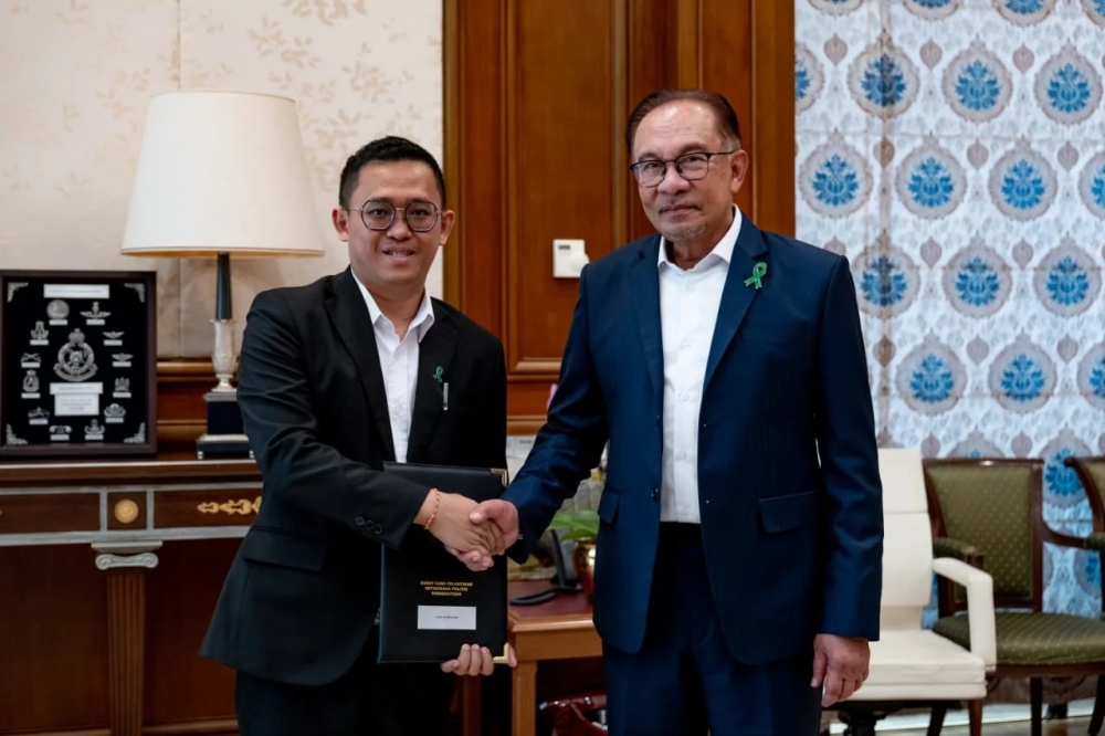 何永铧（左）是交通部长政治秘书，也是土生土长的沉香人。
