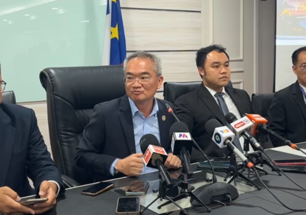 邱培栋召开记者会，宣布行动党集体退出州政府。