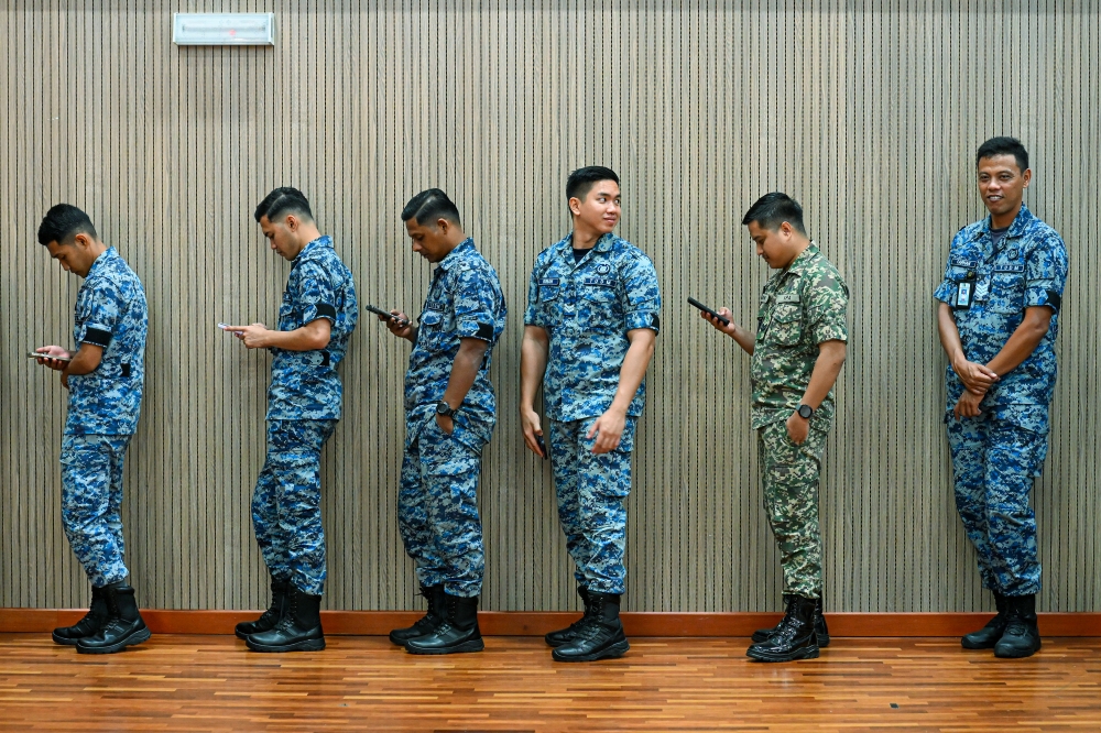 森州选举周二提前投票，达城空军基地的军人在基地礼堂排队等待履行公民责任。-马新社-
