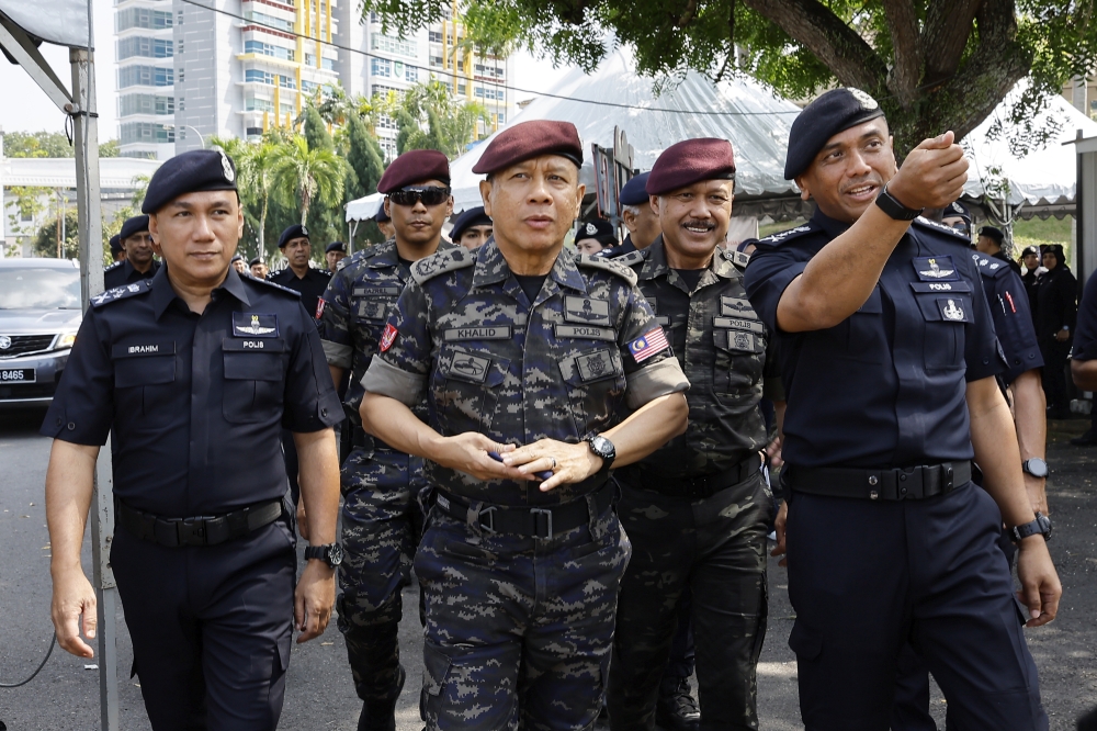 全国警察总长莫哈末卡立周六巡视设在乔治五世国中的投票中心。-马新社-