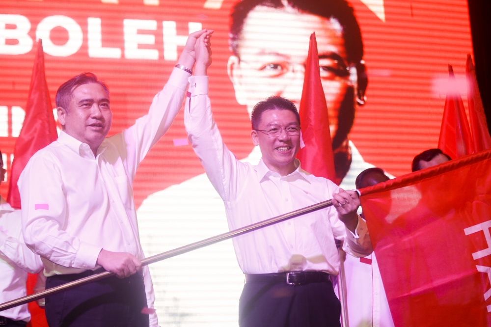 倪可敏（右）强调，他会继续与陆兆福风雨同舟。-Farhan Najib摄-