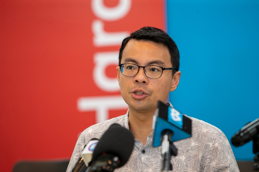 李健聪质问，八打灵再也国会选区拨款的300万令吉余款，是否变成了公正党区部基金。-Raymond Manuel摄-