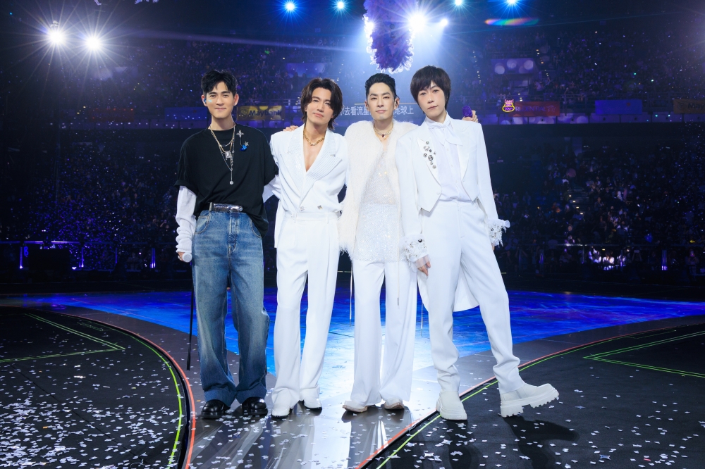 由周渝民（左起）、言承旭、吴建豪联手五月天阿信组成的“F✦FOREVER”，成功在吉隆坡完成一连两场演唱会，勾起无数粉丝的青春回忆。-图由相信音乐 B’in Music提供-
