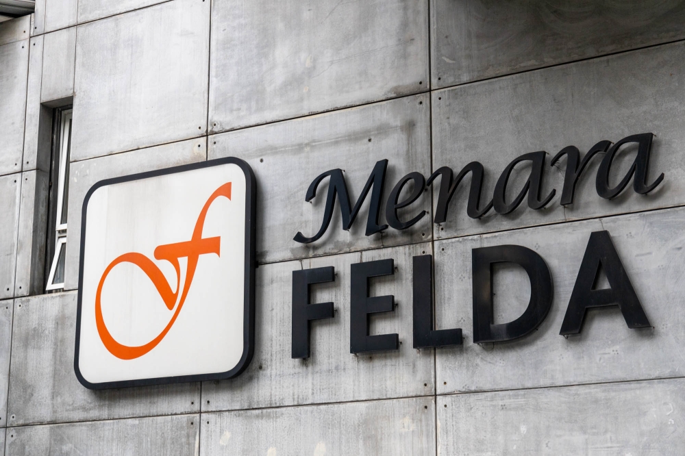 安华表示，政府将对联邦土地发展局（FELDA）的问题展开调查。-Firdaus Latif摄-