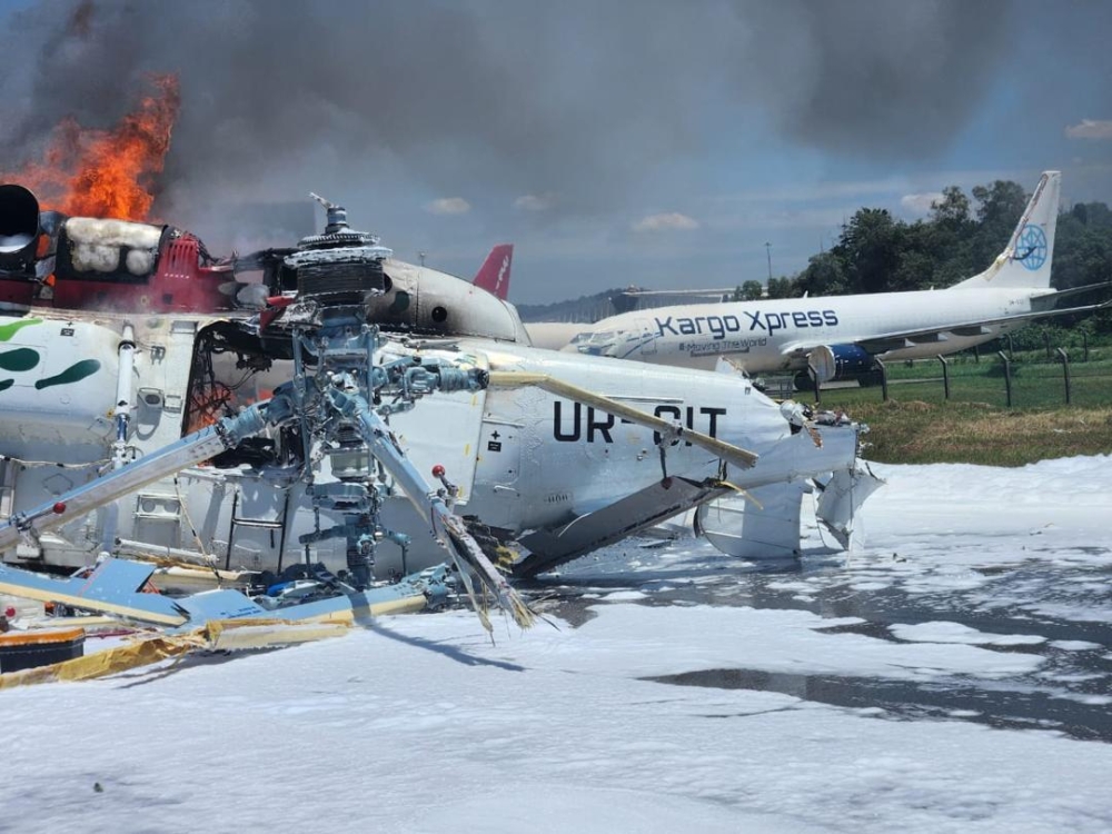 涉事的是一架Kamov Ka-32S型直升机，在爆炸后已被大火烧毁。-照片由雪兰莪消拯局提供-