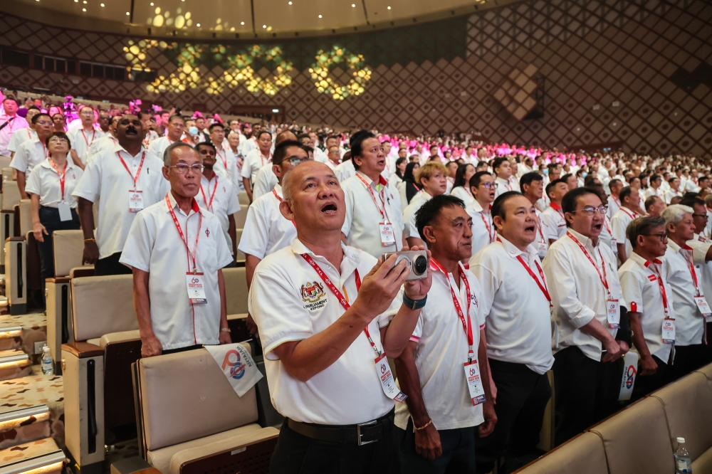 来自全国各地的行动党中央代表将投票，决定行动党是否应继续留在政府。-Yusof Isa摄-