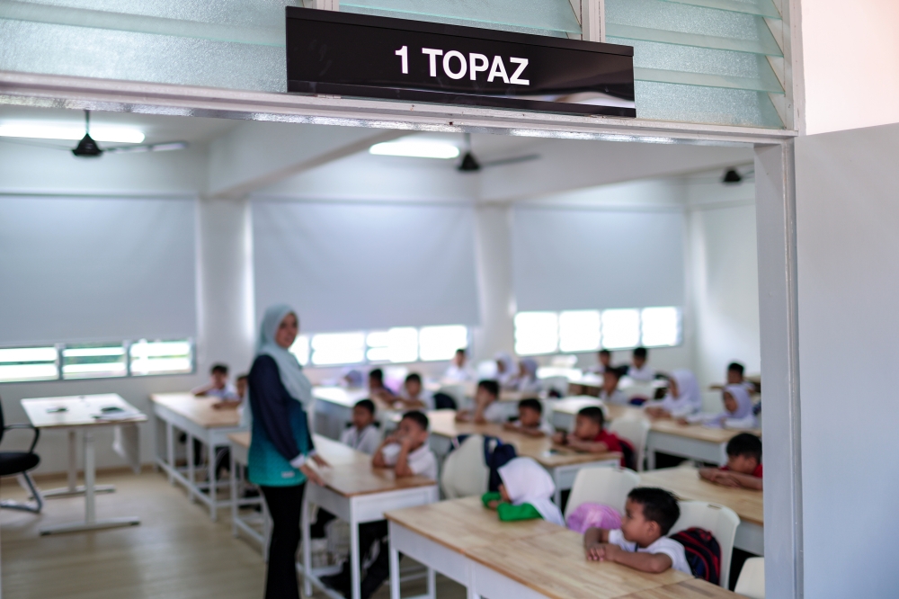 为应付2027学年一年级新生入学需求，政府目前在全国推行的524项增建教室计划。-马新社-