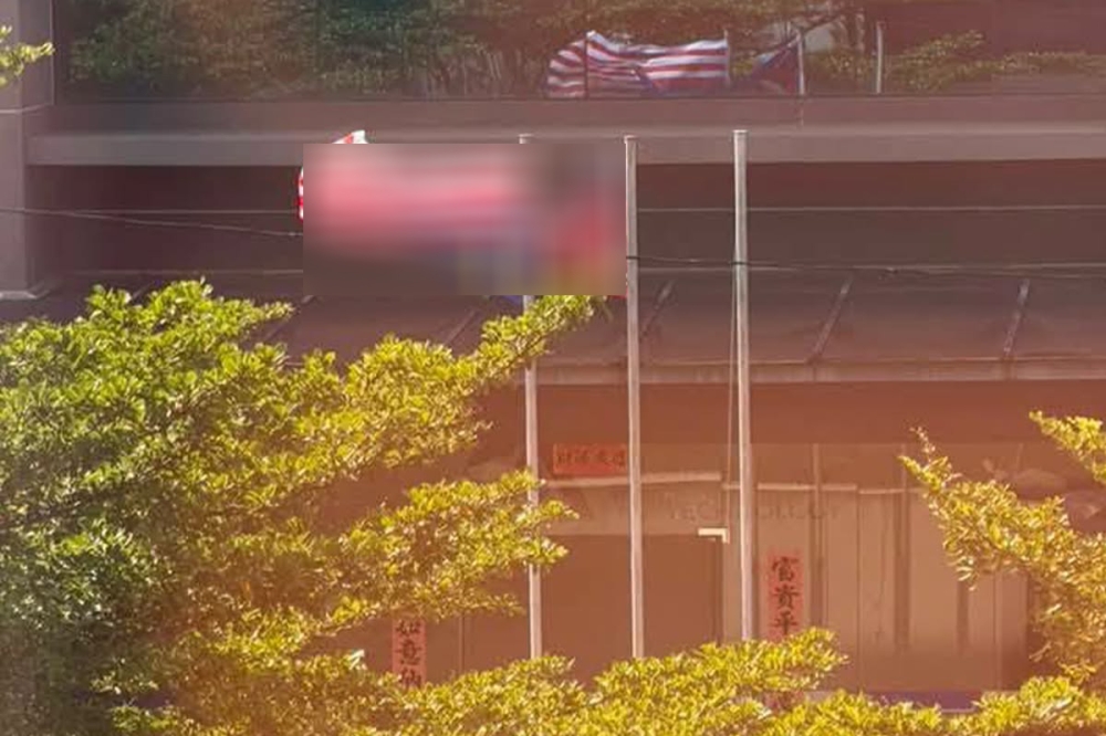 古来某工厂被人拍到倒挂国旗，警方已介入调查。