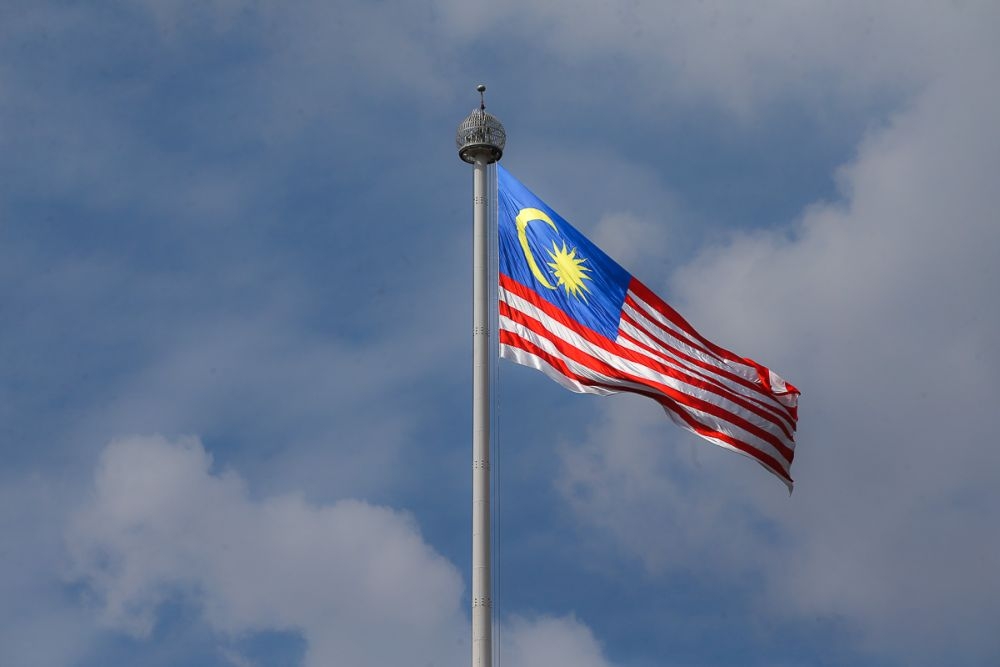 柔佛警方共逮捕5人，调查州内发生的倒挂国旗案。-Yusof Mat Isa摄-