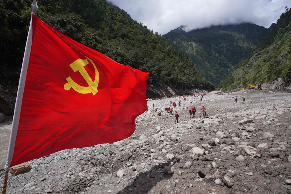 2026年8月28日，中国西藏日喀则市吉隆县吉隆口岸发生泥石流后，武警部队正展开搜救行动，现场一面中国共产党旗帜飘扬。-法新社/中新社-