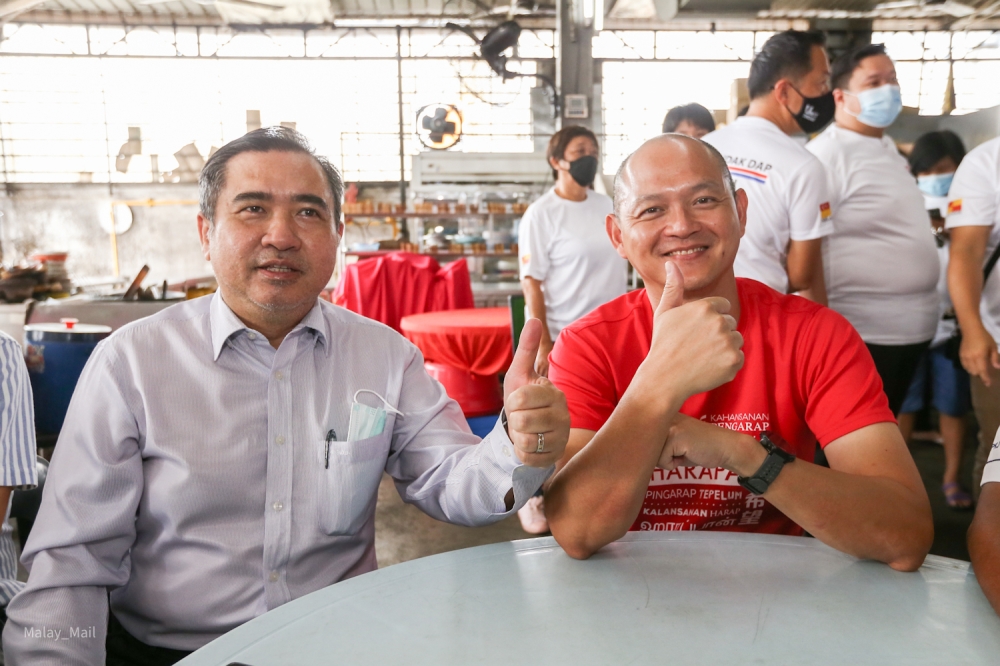 陆兆福（左）与王建民于2022年5月11日在加影举行记者会时的档案照。-Devan Manuel摄-