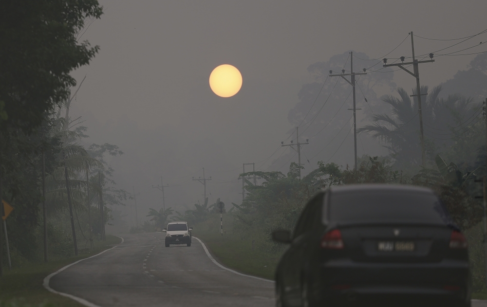 为了舒缓烟霾以及炎热天气，政府将在多个地方进行人造雨计划。-马新社-