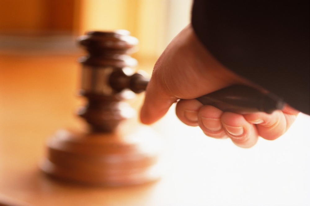 朝圣局子公司THP Bin的前安全与卫生经理被控3项失信罪，不过他否认有罪。-路透社-