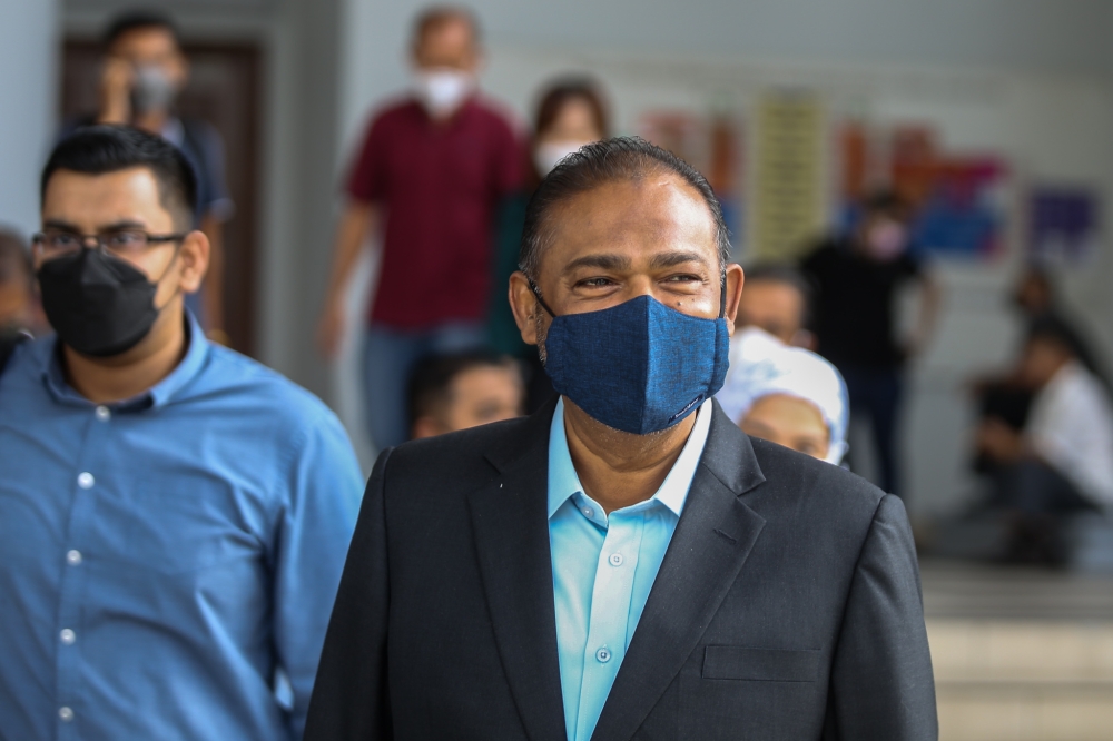 阿都阿兹与另外两名朝圣局高层被延扣。-Ahmad Zamzahuri摄-