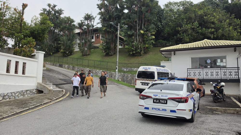 在印有监狱局标志的车辆驶入纳吉位于Langgak Duta的住所后，便衣人员出现在纳吉的住所附近。-Milda Hassandarvish摄-