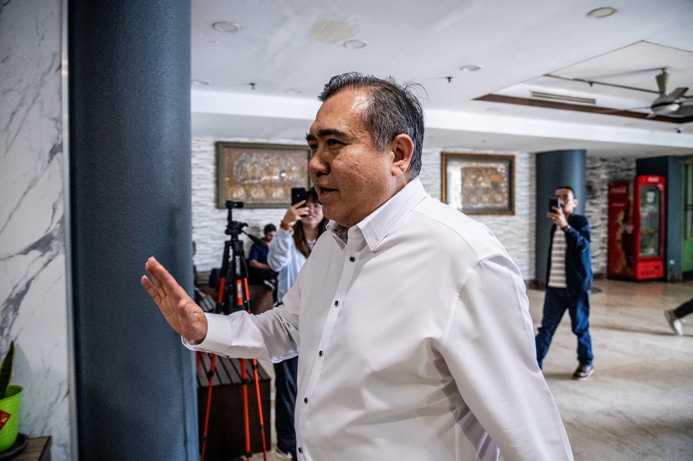 陆兆福周六抵达位于吉隆坡的行动党总部，出席中委会会议。-Firdaus Latif摄-