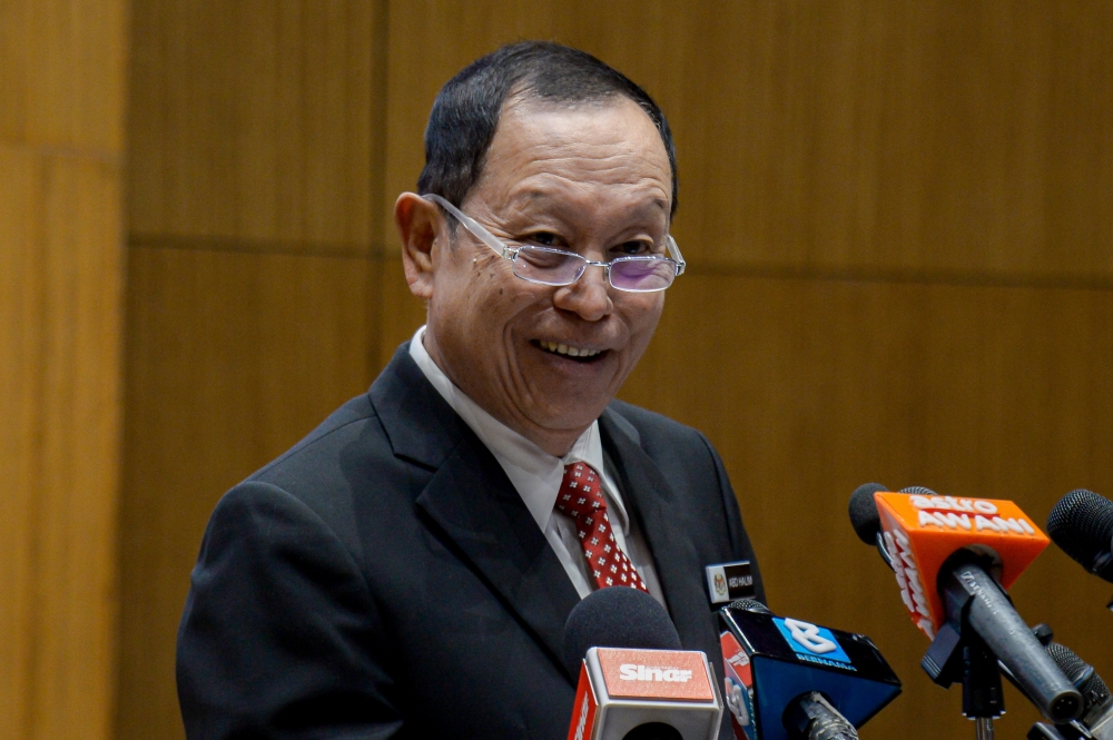 阿都哈林呼吁更多公务员勇敢举报贿赂，这有助于提升公共体系的廉洁风气。-马新社-