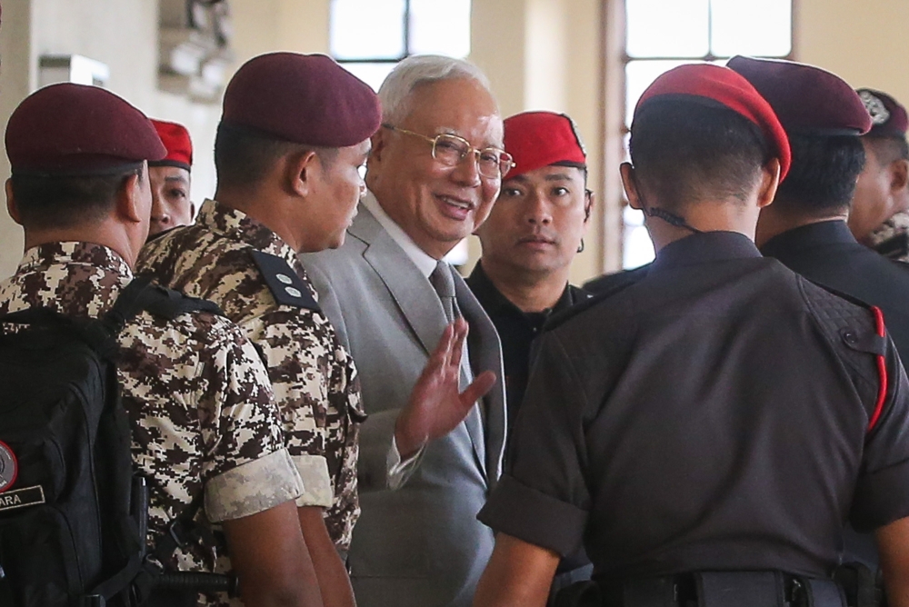 虽然纳吉获得有条件特赦，不过他仍面对其他案件的审讯。-Yusof Isa摄-