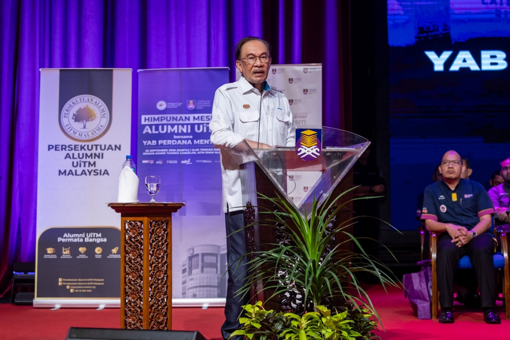 安华周六在莎阿南玛拉工艺大学（UiTM）举行的首相与UiTM校友亲善聚会上致词。-Firdaus Latif摄-