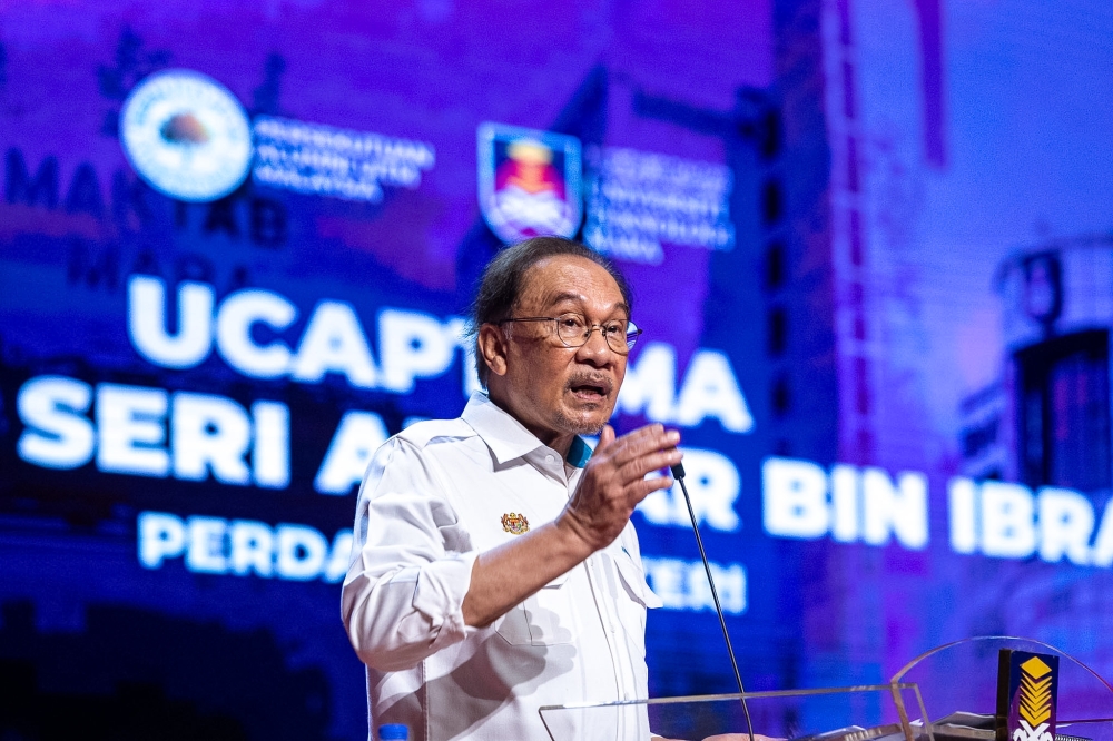 安华周六在莎阿南玛拉工艺大学（UiTM）举行的首相与UiTM校友亲善聚会上致词。-Firdaus Latif摄-