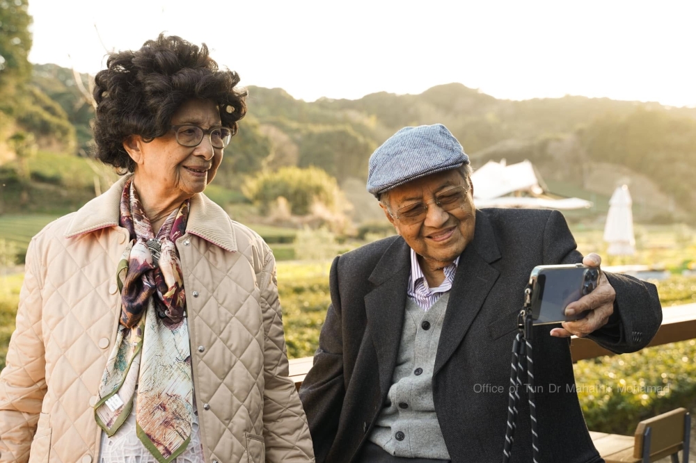 马哈迪与西蒂哈斯玛结婚70年，白头偕老，结伴一生。