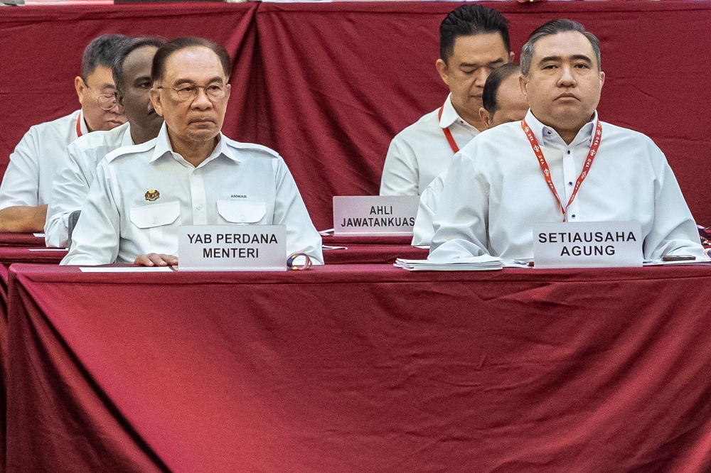 安华（左）认为，陆兆福是表现良好的部长，因此不应该辞职。-Firdaus Latif摄-