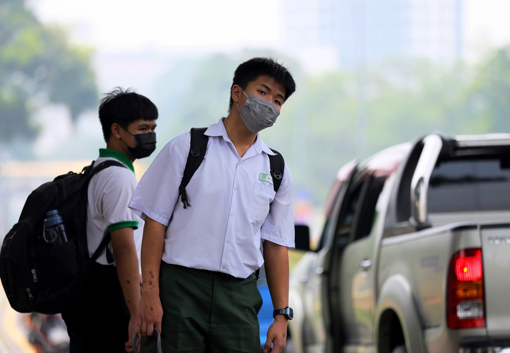 由于烟霾情况没好转，国内多个地区的学校被迫停课。-马新社-