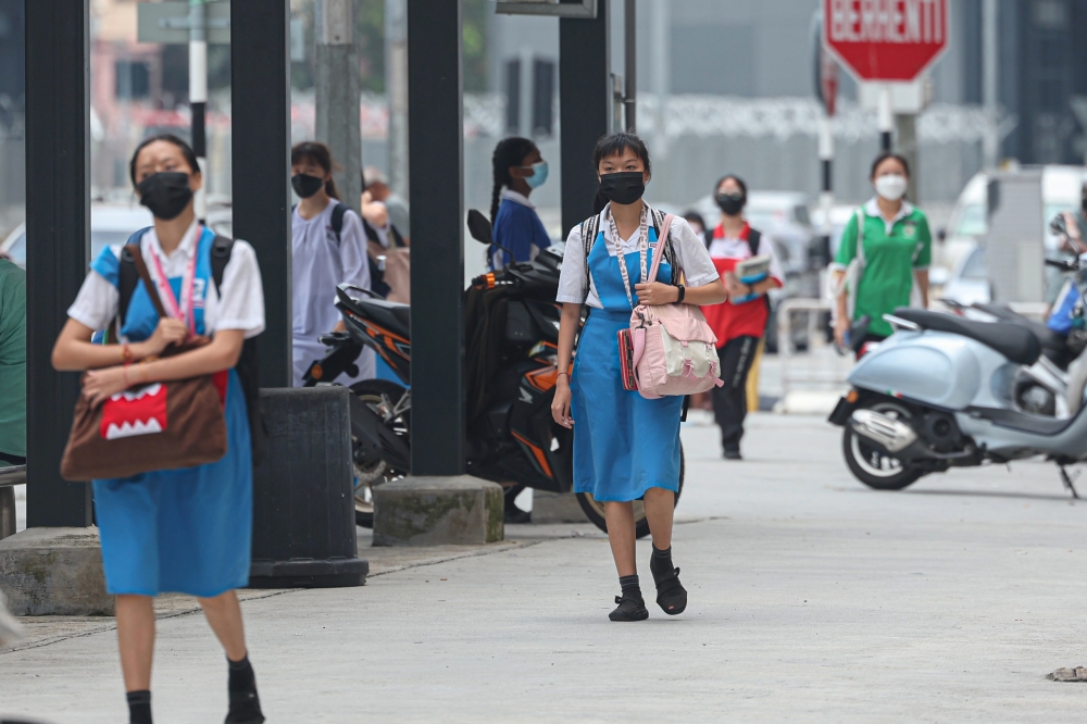 教育局建议学生戴上口罩，若出现与空气污染有关的症状，应及时就医。-马新社-