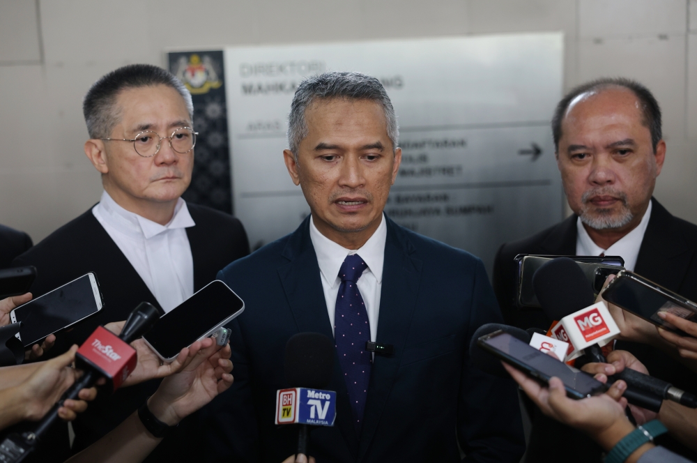 苏海里被控蓄意致伤两名警员，他不认罪要求审讯。-马新社-