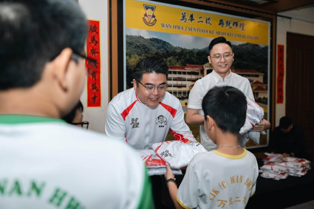 吴家良日前到小学向学生派发外套，外套上印有他的肖像以及“坚守希望”的字眼。-图取自吴家良脸书-