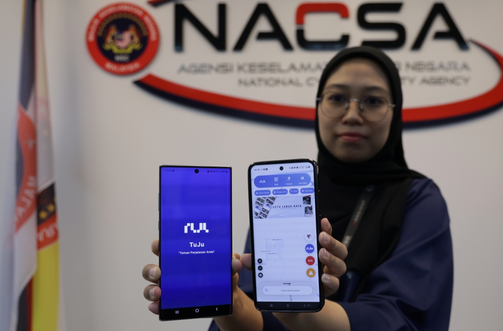 国家网络安全机构（NACSA）职员展示TuJu导航应用程序。-马新社-