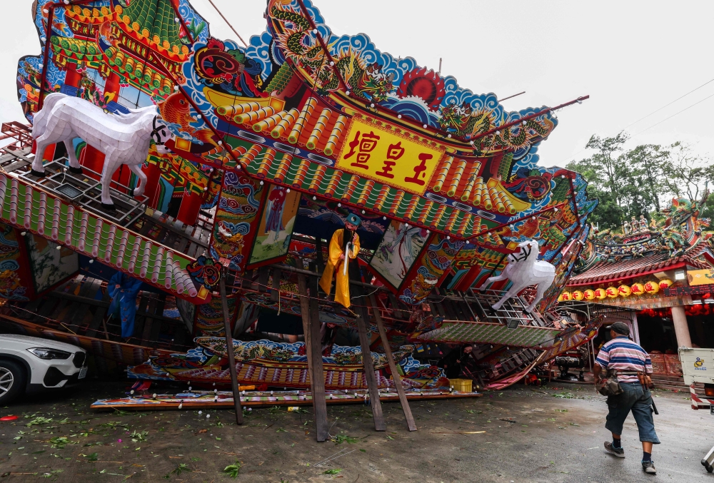 台风“蔷琵”袭击台湾，基隆七堵大德庙的醮坛一夜遭强风吹垮，整座醮坛于周六出现严重倾斜。-法新社-