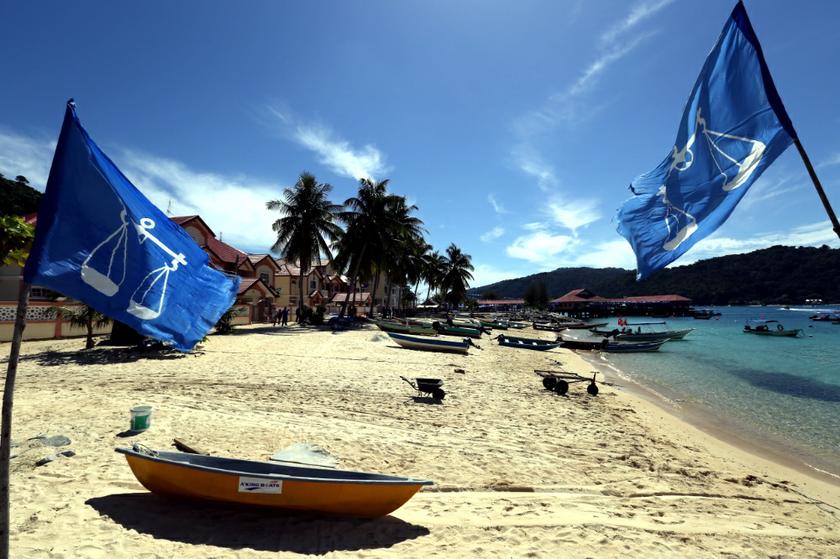 BN flags in Pulau Perhentian. u00e2u20acu201c Picture by Saw Siow Feng