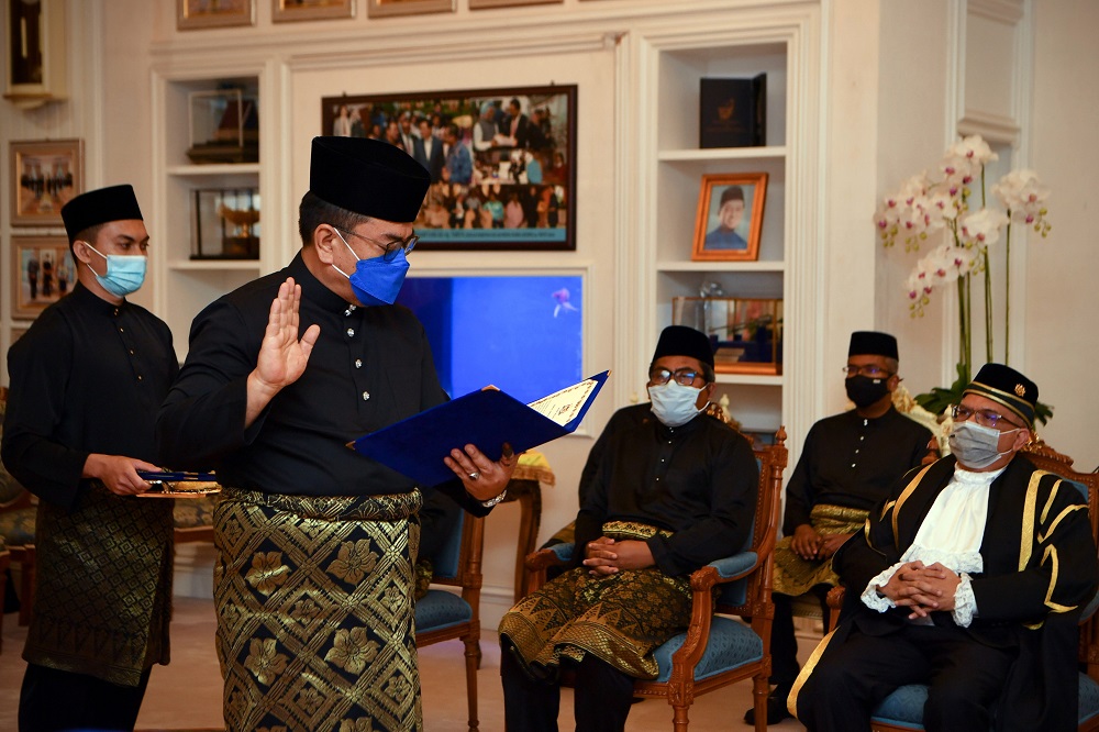 Datuk Seri Sulaiman Md Ali (second left) is sworn in as the 13th Chief Minister of Melaka November 21, 2021. u00e2u20acu201d Bernama pic
