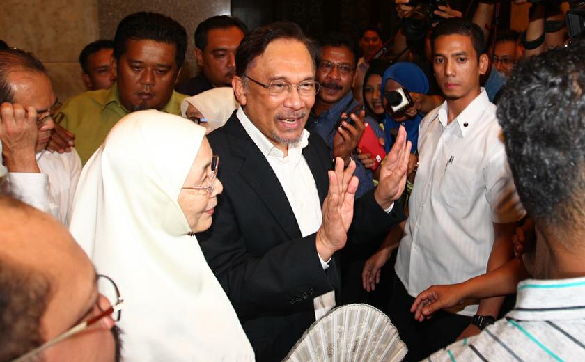 Datuk Seri Anwar Ibrahim and his wife Datuk Seri Dr Wan Azizah Wan Ismail at the Court of Appeal on the second day of trial, on Marcy 7, 2014. u00e2u20acu201d Picture by Saw Siow Feng 