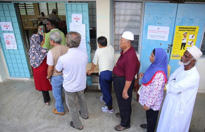 Voters line-up to cast their votes at the Kajang by-election, March 23, 2014. u00e2u20acu201d Picture by Choo Choy May