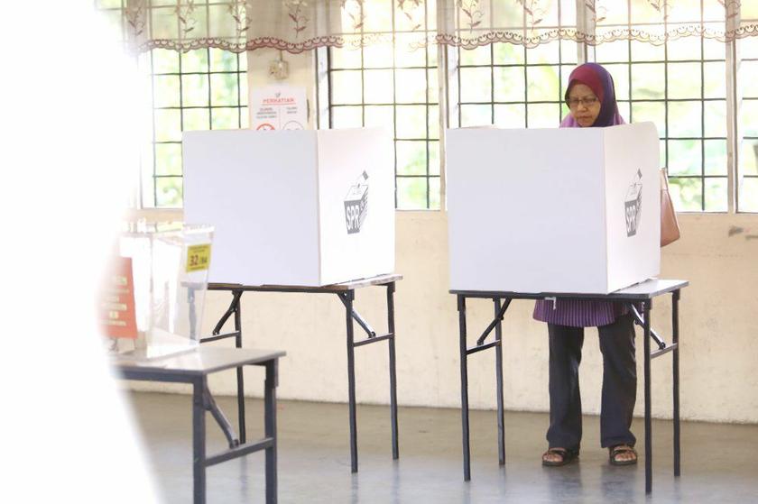 A voter casts her vote at the Kajang by-election, Kajang, March 23, 2014. u00e2u20acu2022 Picture by Choo Choy May