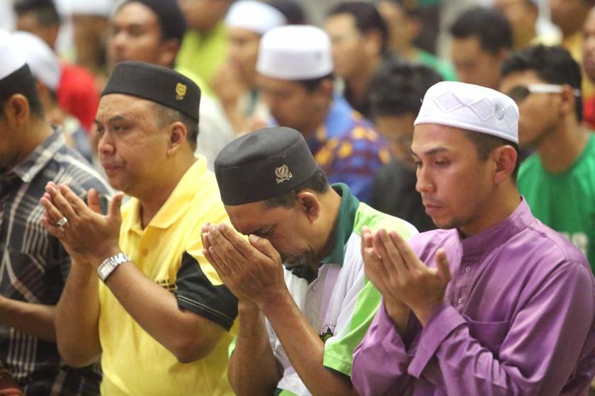 Muslims perform their maghrib prayers and Yasin recitation for the passengers on the missing flight MH370 at KLIA in Sepang, on March 13, 2014. u00e2u20acu201d Picture by Choo Choy May