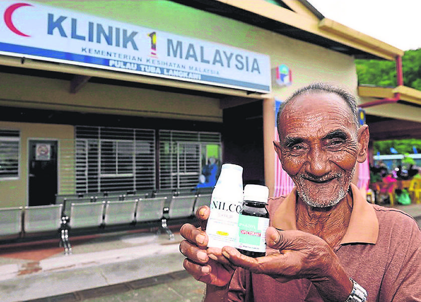 Mohd Arshad Ali, 82, from Pulau Tuba, Langkawi shows medicine he received from a 1Malaysia clinic October 31, 2012. u00e2u20acu201dBernama pic