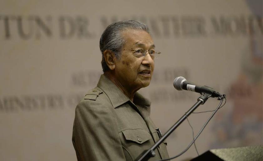 Tun Dr Mahathir speaking at the launch of Tan Sri Razali Ismail's book at the Institute of Diplomatic and Foreign Relations in Kuala Lumpur, April 30, 2014. u00e2u20acu201d Picture by Yusof Mat Isa