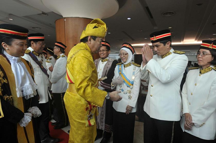 The Sultan of Selangor Sultan Sharafuddin Idris Shah shakes hands with Datuk Seri Wan Azizah Wan Ismail at State Assembly Building in Shah Alam, on April 7, 2014.
