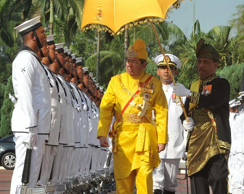 The Sultan of Selangor Sultan Sharafuddin Idris Shah arrives at the State Assembly Building in Shah Alam, on April 7, 2014. 