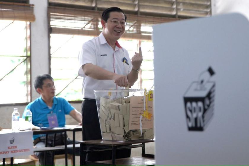 Penang Chief Minister Lim Guan Eng casts his vote at SJKC Chung Hwa for the Bukit Gelugor by-election, May 25, 2014. u00e2u20acu201d Picture by K.E. Ooi