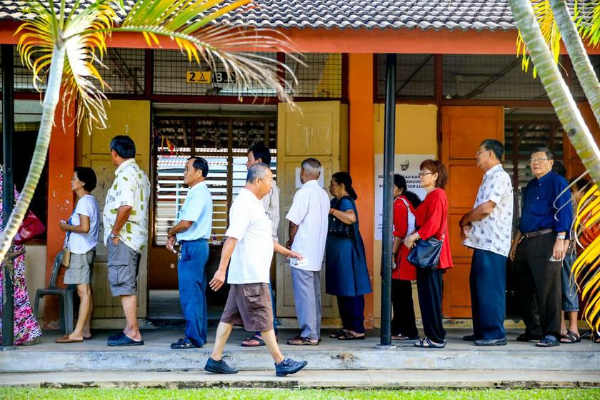Voters wait in line to cast their votes in the Teluk Intan by-election , May 31, 2014. u00e2u20acu201d Picture by Saw Siow Feng