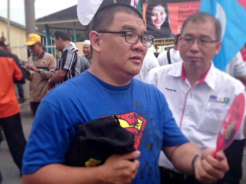 DAP's Hew Kuan Yau is in Teluk Intan today to show his support for Dyana Sofya on nomination day, on May 19, 2014. u00e2u20acu201d Picture by Zurairi AR