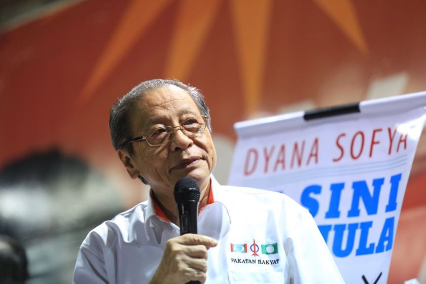DAP adviser Lim Kit Siang speaks at the ceramah in Teluk Intan, May 29, 2014. u00e2u20acu2022 Picture by Saw Siow Feng