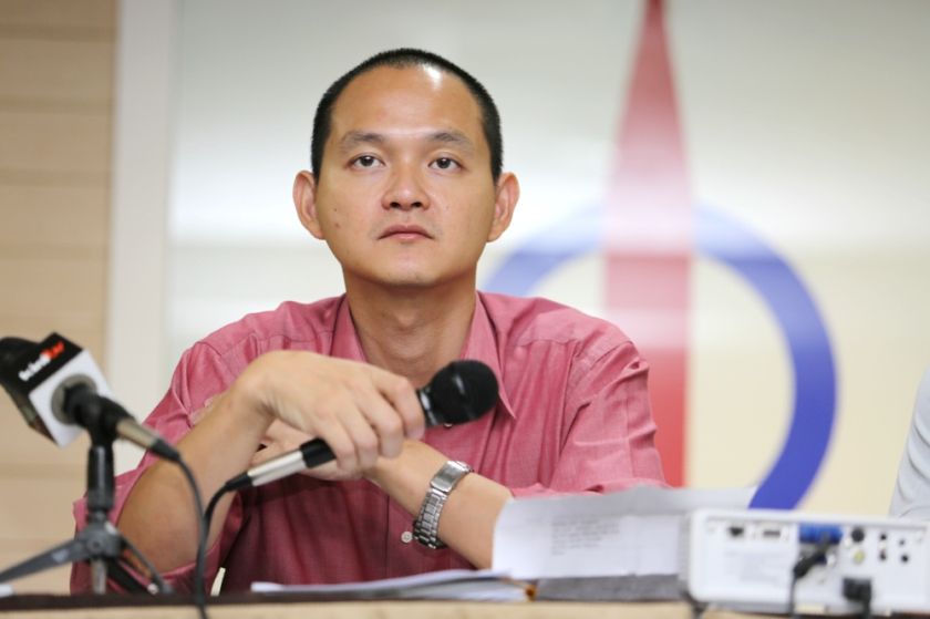 DAPu00e2u20acu2122s Ong Kian Ming says that political parties are currently unable to register new voters on their own except during public events as the the EC has not renewed the status of Assistant Registrars (AROs) of political parties. u00e2u20acu2022 Picture by Choo Choy M