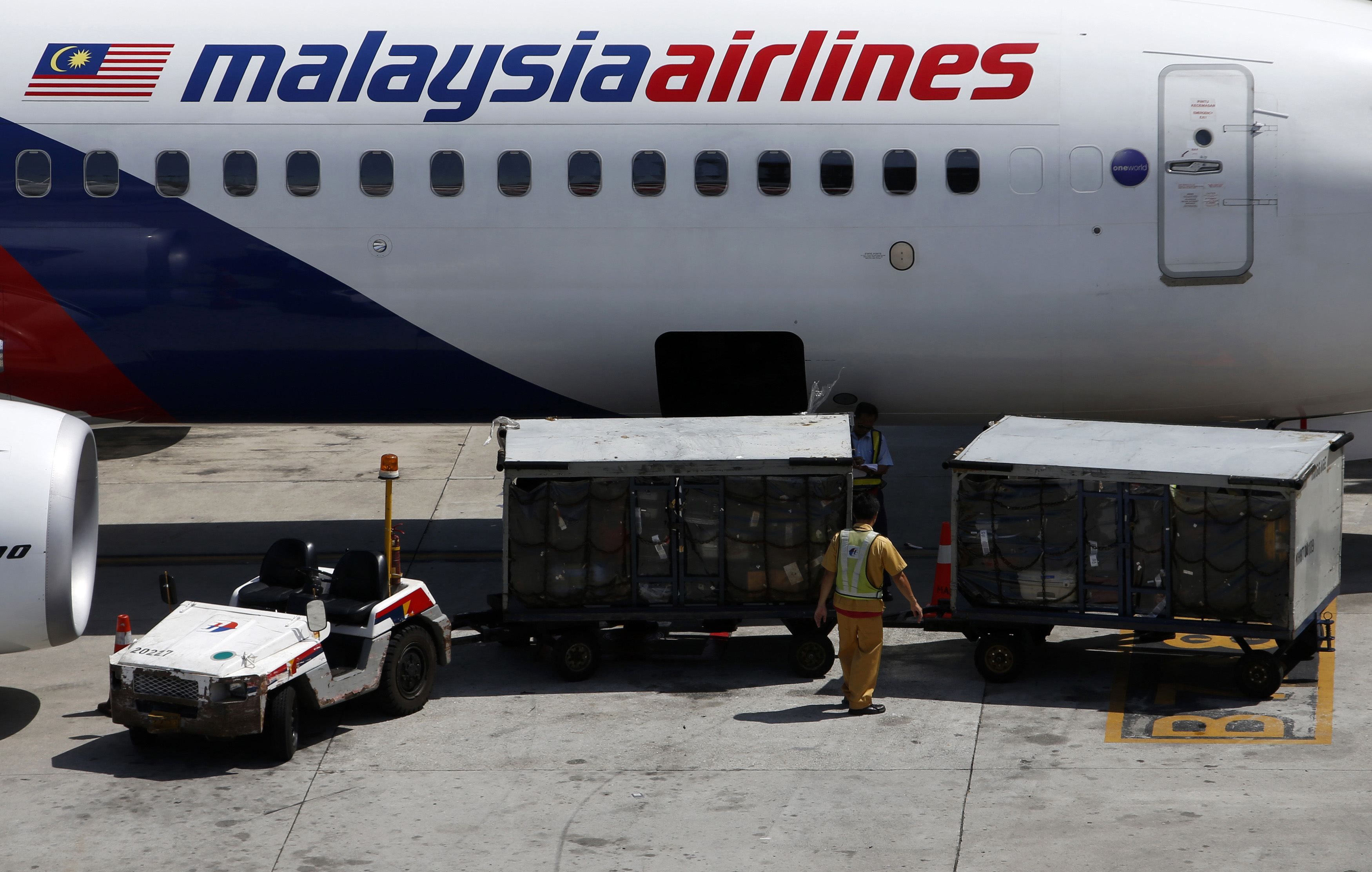 A serviceman loads luggage into a Malaysia Airlines plane at the Kuala Lumpur International Airport in Sepang, in this July 19, 2014 file photo. Malaysiau00e2u20acu2122s state investment fund is offering RM1.4 billion to take Malaysian Airline System private. u00e2u20acu201d Reu