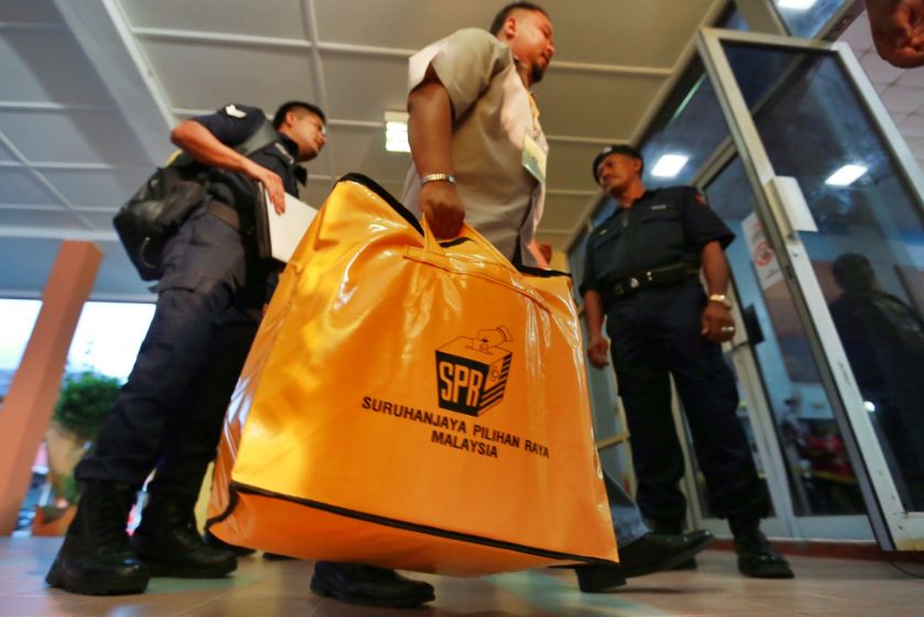 Ballot boxes from the Pengkalan Kubor by-election are brought to the counting centre at Sekolah Menengah Kebangsaan Dato Biji Wangsa, September 25, 2014. u00e2u20acu201d Picture by Saw Siow Feng